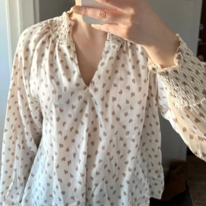 Neo Noir Blus - Blus från Neo Noir i storlek 34! Köpt secondhand men mycket fint skick (utom en lös tråd i ena ärmens mudd som syns på bild som jag bara inte orkat klippa bort)🤍