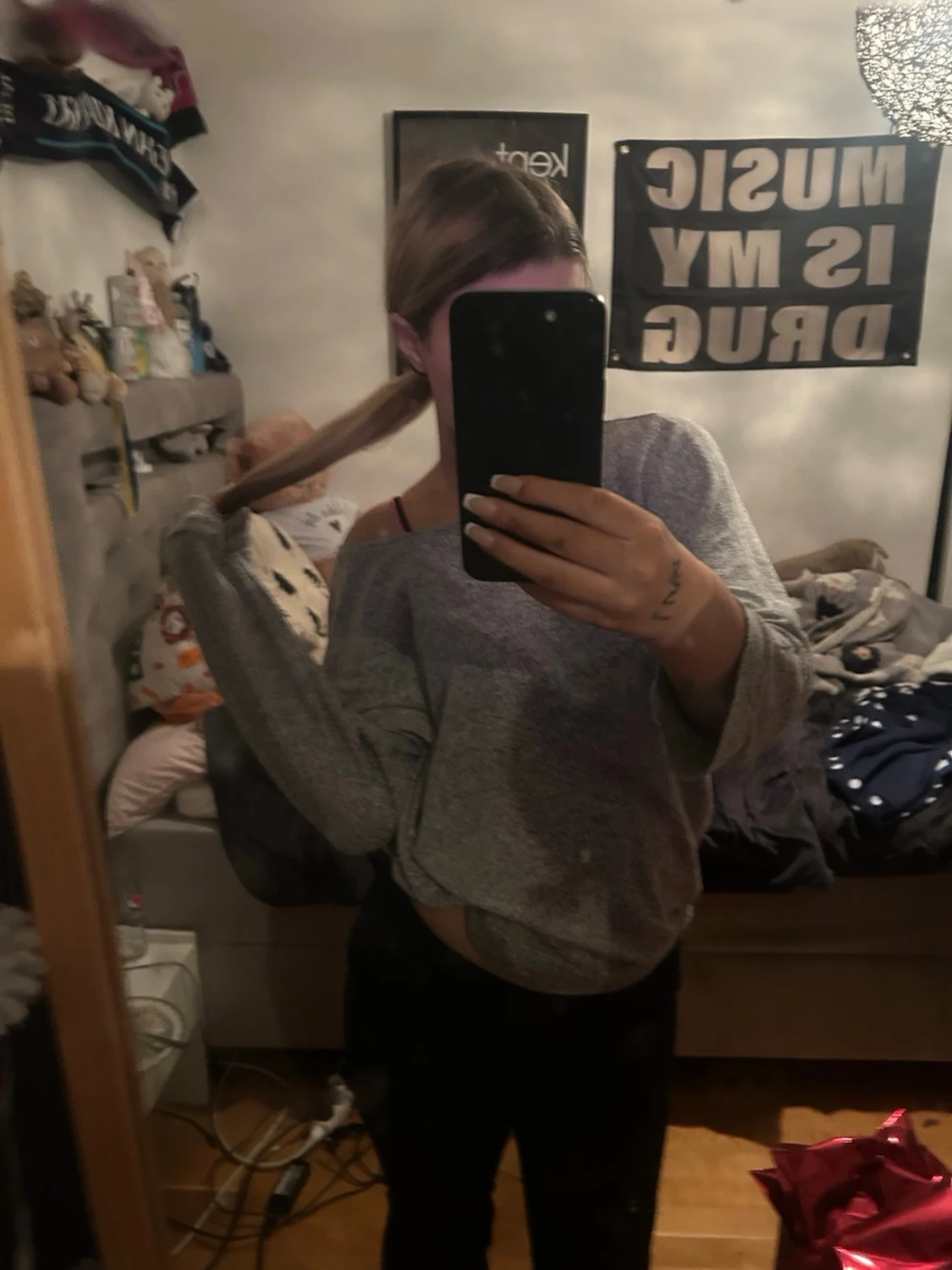 Grå off shoulder tröja