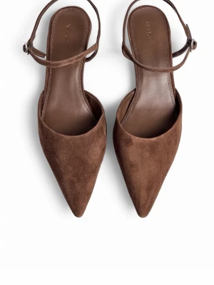 Bruna pumps i mocka från NA-KD - Snygga bruna klackar från NA-KD med spetsig tå och smal rem runt ankeln. Skorna är gjorda i mjuk mocka och har en stilren, elegant design som passar perfekt till jeans eller klänning. Tyvärr för liten i storleken för mig…