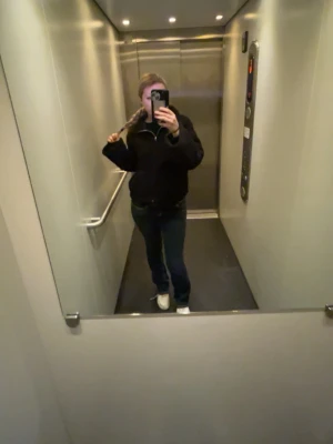 Mörkblå jeans med kontrastsömmar - Säljer ett par mörkblå jeans med vita kontrastsömmar och klassisk femficksdesign. Jeansen har låg midja och utsvängde ben men inte för mycket, perfekta för en avslappnad och trendig look. Passar dig som gillar en enkel men snygg stil. Köpte för 500kr.