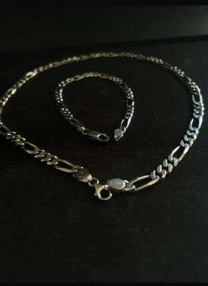  Figaro 👑Silver925 halsband och armband set - Säljer ett stilrent set halsband och armband i silver925. Båda väger runt 50gr.