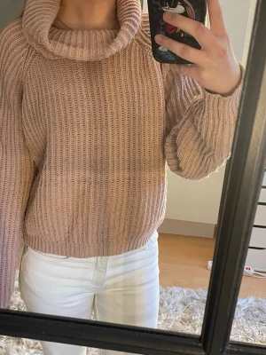 Rosa stickad polotröja - Mysig gammel rosa stickad polotröja med bred ribbstickning och krage. Tröjan har långa ärmar och avslappnad passform, perfekt för lager på lager. Materialet är mjukt och stretchigt, mysigt, varm, vilket gör den extra bekväm. Använt men fortfarande väldigt fin. Typ som en S storlek. Ej bra pris,, skriv till mig