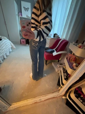 Blå flare jeans med broderade fickor strl 146 - Säljer ett par flare jeans med broderade fickor från Gina Tricot storlek 146 säljer pga har blivit för korta används inte så mycket längre.😊