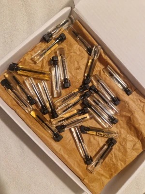 24 testers från Essnce  - Massor av testers från Essnce. De flesta testade 1-2 droppar av men några lite mer testade. Innehåller Coco bout you, Femina vivt, vanilla sass, Tarte au citron, black velvet, Chocolate chaud, clean vibes, Irresistible enigma, fizzy mango, tres femme, Skyfall mistery, 1992, midsummer dream, milky flower, pink haze, Femina fiori, Boosy peach, Lady essense, coco on the beach, iconic flower, High on chai, hot mimosa, dusty amber, jardin de flora. 