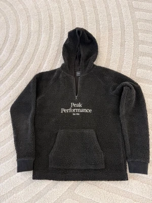 Peak Performance lurv hoodie - Lurvig hoodie svart