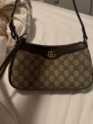 Gucci väska  - Säljer min Gucci väska i modellen ophidia då den inte kommer till användning skriv för fler frågor kvitto box och allt finns kvar till den bara höra av er för fler bilder 