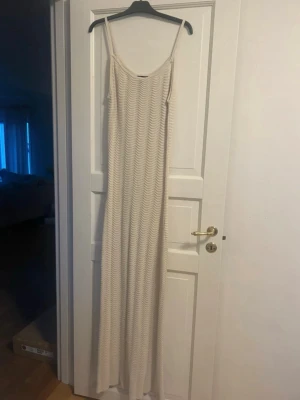 Stickad klänning  - OBS klänningen är väldigt lång  Lite stor i storleken enligt min mening  Passar bäst till högklackat