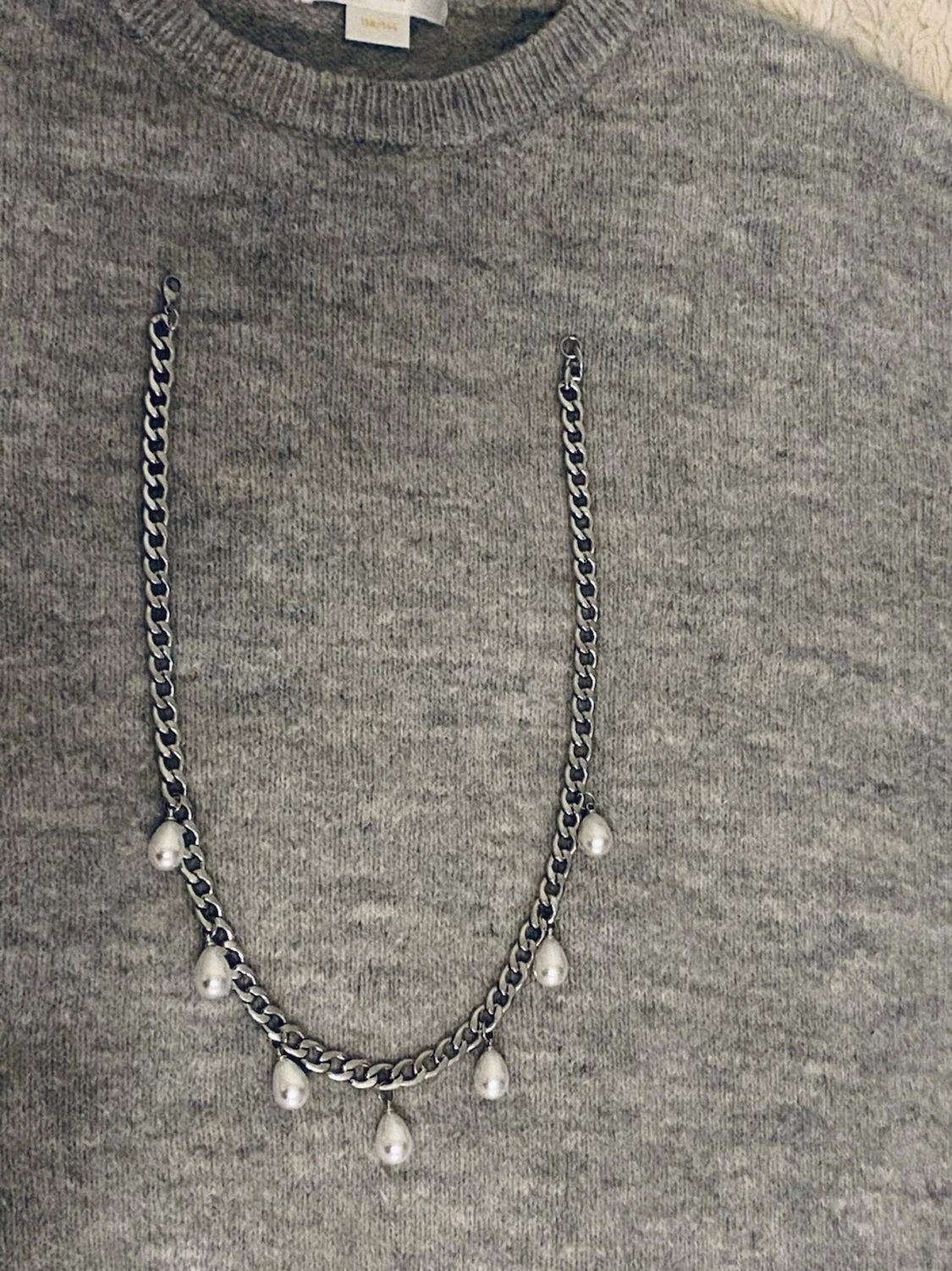 Silverfärgat halsband med pärldroppar - 2