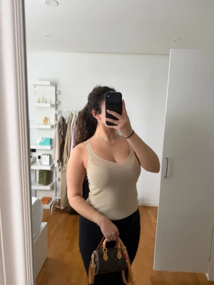 Glittrig topp från Mango - Snygg glittrig topp från Mango, strlk S. Toppskick. 