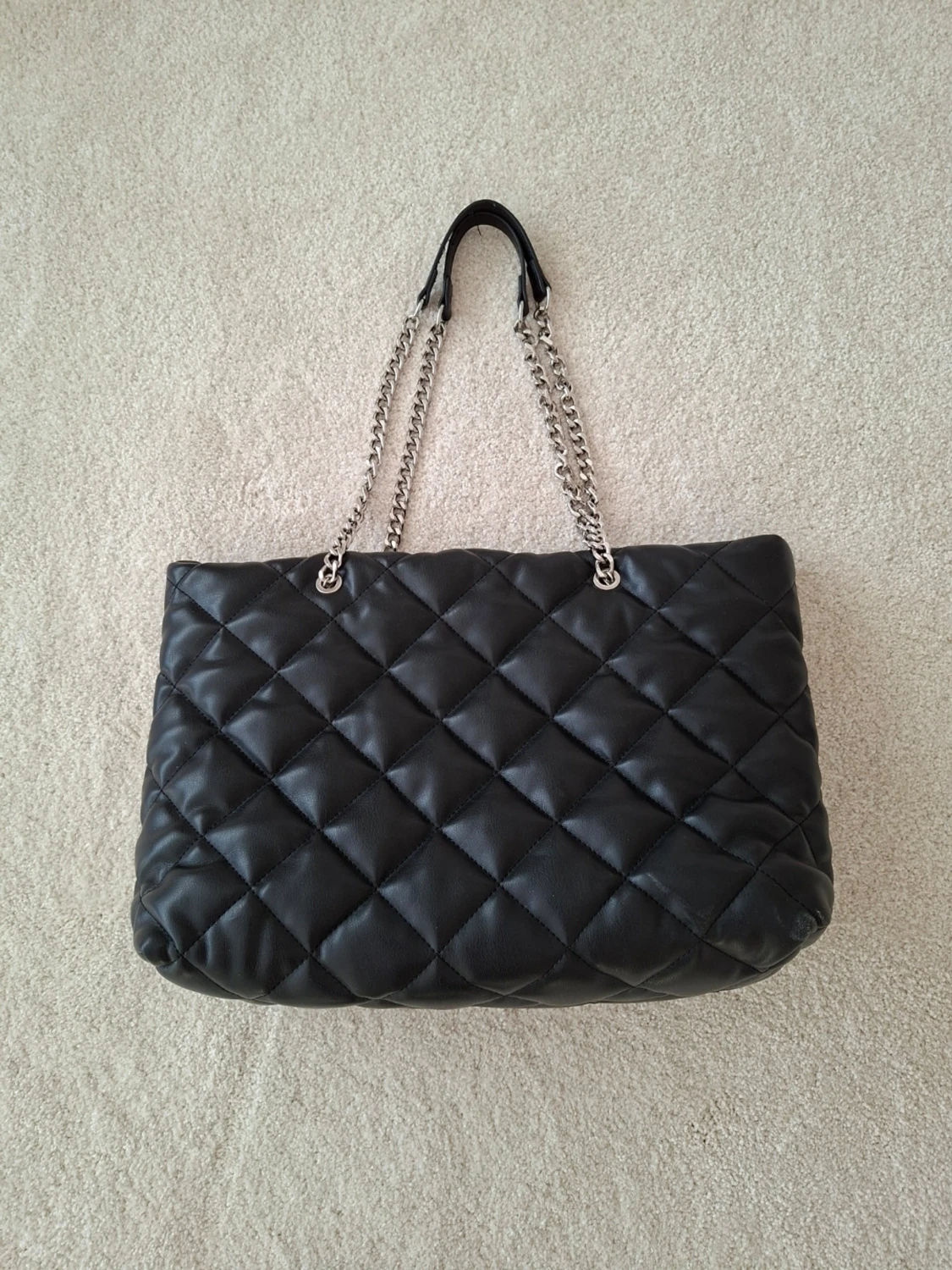 Svart quiltad handväska med kedjerem - 1