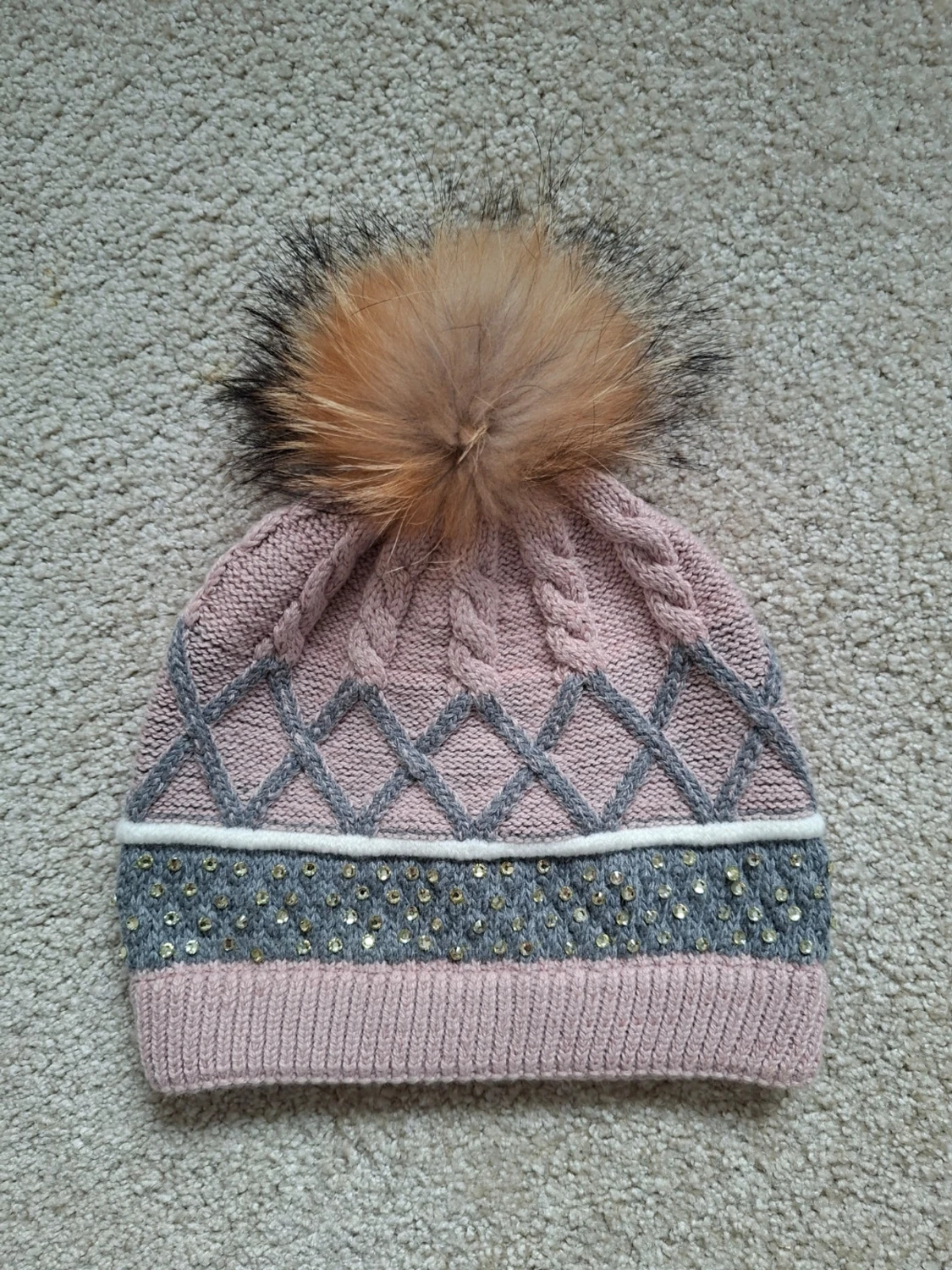 Rosa stickad mössa med pälsboll