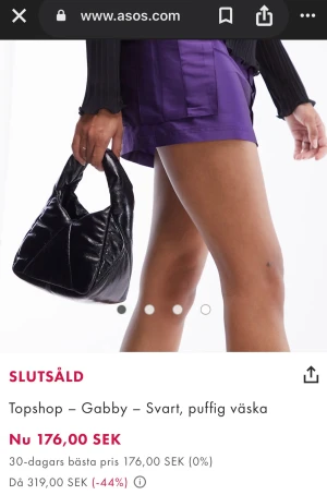 Handväska från Topshop - Trendig svart handväska från Topshop i puffig design med quiltade detaljer. Väskan har en kort, vadderad axelrem och stängs med magnetknapp. Tillverkad i glansigt konstläder som ger en cool och modern look. Perfekt accessoar för att lyfta din outfit.