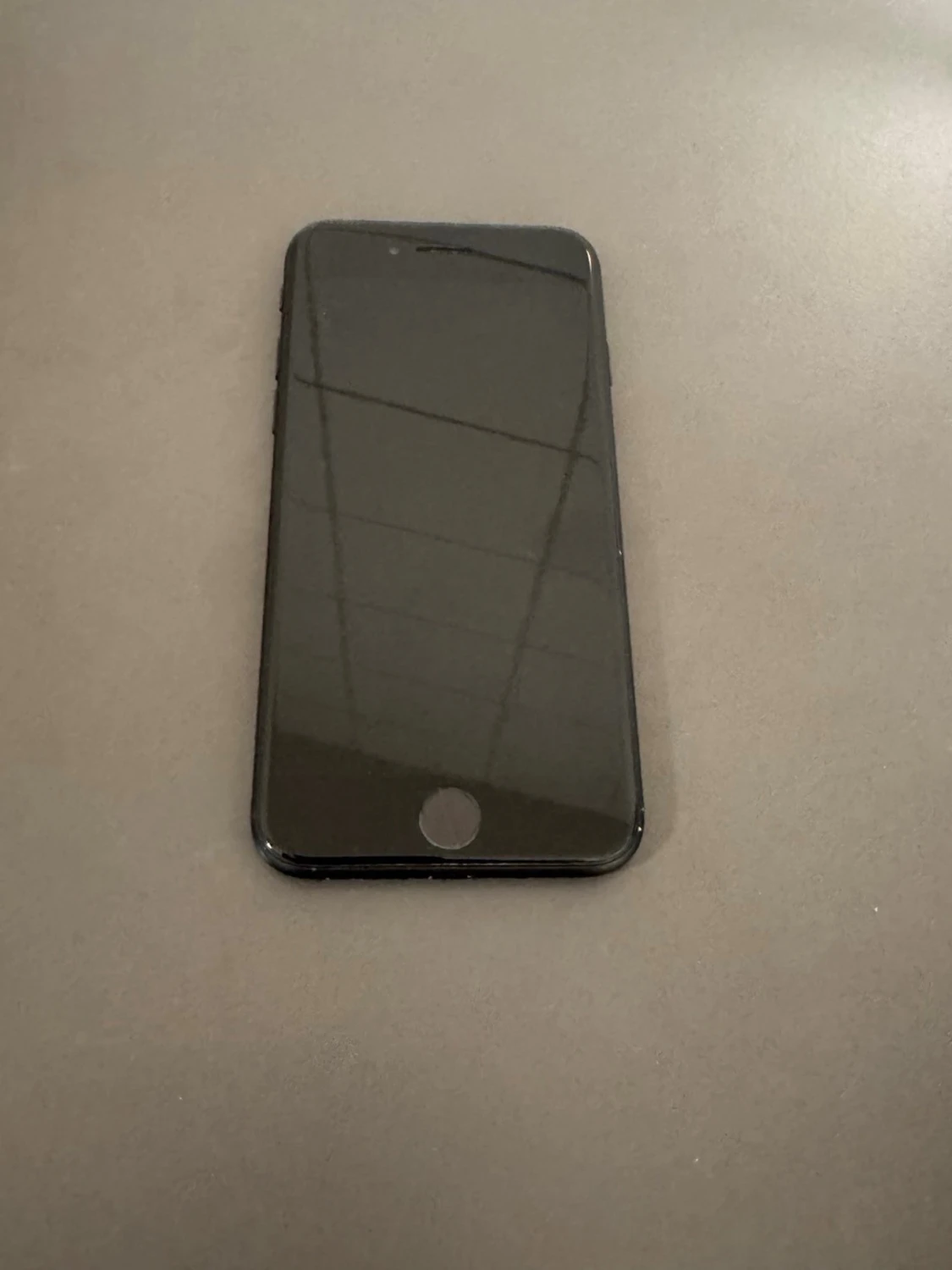 Svart iPhone 8 med hemknapp - 1