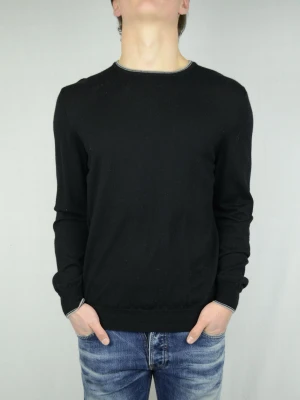 Gran Sasso stickad tröja  - GRAN SASSO STICKAD SWEATSHIRT Storlek : IT52 Passform : Passar L/M Användning : Tröjan är i ett väldigt fint skick utan defekter Nypris : Cirka 2000SEK Modellen på bilden : 182CM och väger 78KG