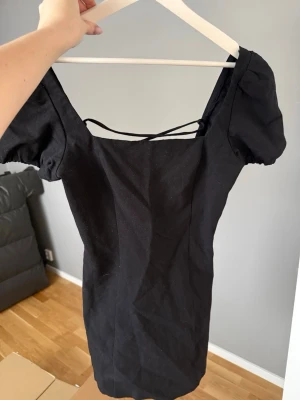 Klänning - Svart miniklänning ifrån Zara, använd men fint skick 🌸