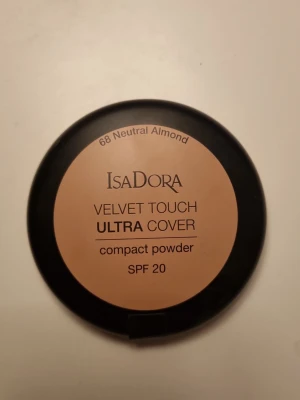 IsaDora Velvet Touch Ultra Cover 68 - IsaDora Velvet Touch Ultra Cover compact powder i nyansen 68 Neutral Almond. Kommer i en rund svart dosa med spegel och har SPF 20. Ger en matt finish och jämnar ut hudtonen. Perfekt för dig som vill ha en naturlig look med extra täckning.