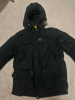 Parajumper Vinterjacka - Jackan är i gott skick men har lite slitage.  Om man vill kontrollera att jackan är äkta så går man in på certiligo och skriver koden som finns på bild 6. Storleken är young large men den sitter som en S/M. Kan gå ner i pris vid snabb affär.