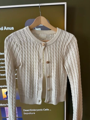 Vit stickad kofta från H&M - Super söt kofta från hm som inte får så mycket användning 