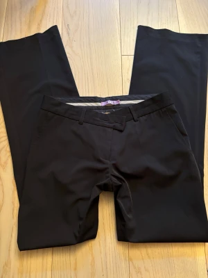 Lågmidjade kostymbyxor  - Säljer ett par lågmidjade kostymbyxor:) storlek 38, men passar 36 också.