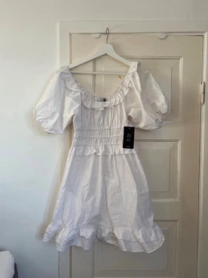 Studentklänning  - Säljer denna fina klänningen då den aldrig kom till användning! Helt ny med lappen kvar💕💕