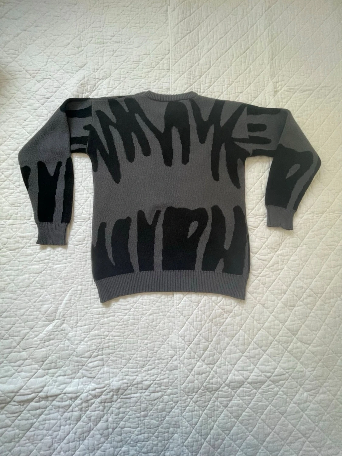 Grå stickad tröja med svart mönster - 1