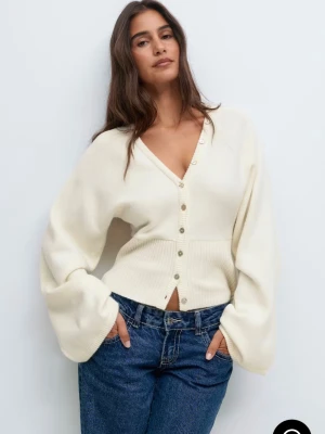 Stickad kofta ginatricot  - Oanvänd storlek M men skulle säga att den sitter som en S🤍