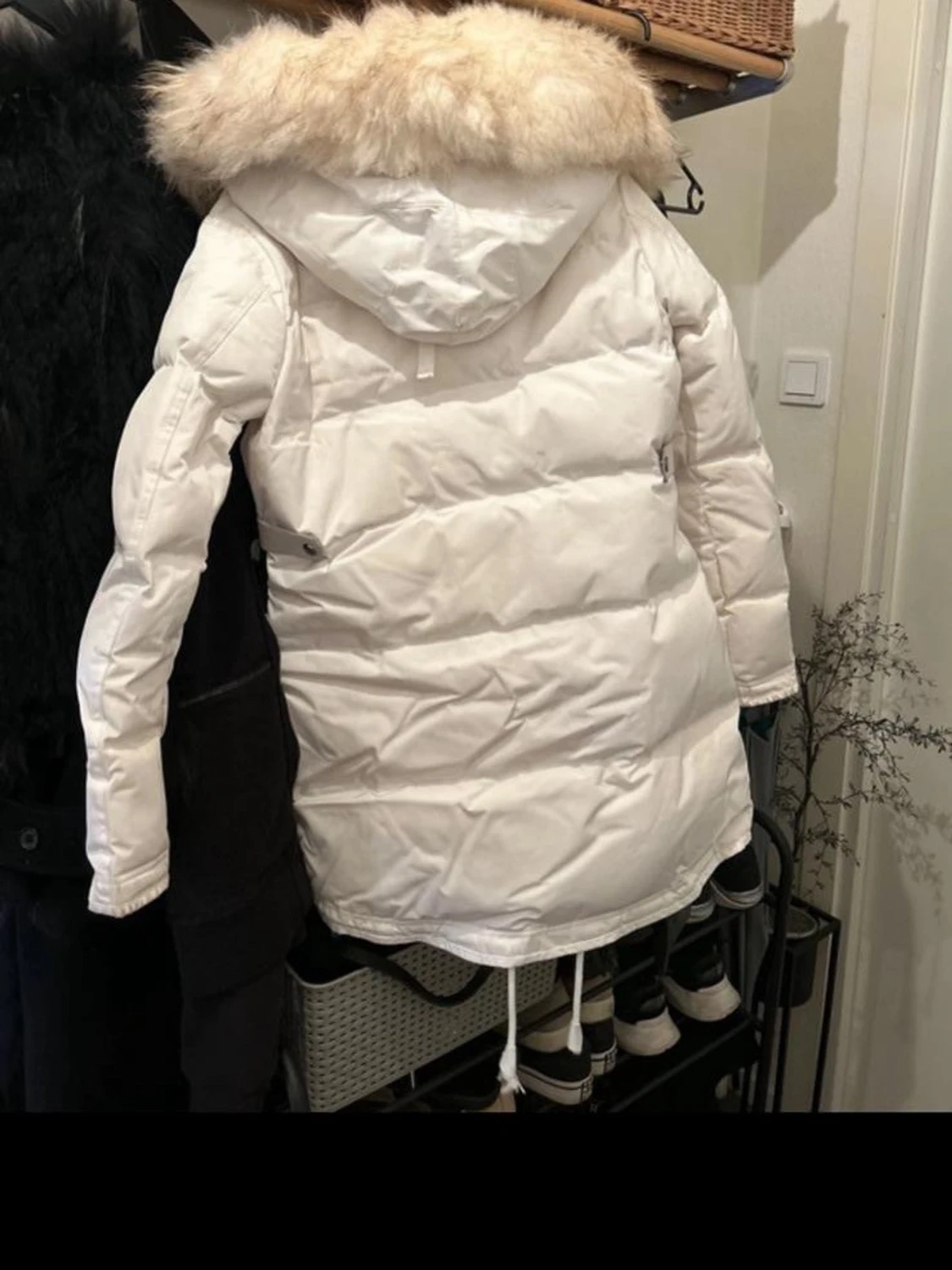 Vit dunjacka med päls från Cedrico - 2