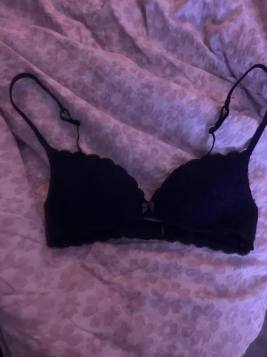 Intimissimi push up bh - Säljer en intimissimi bh i navy blue, säljer den för den är för liten! Inga tecken på användning och är i storlek 70B