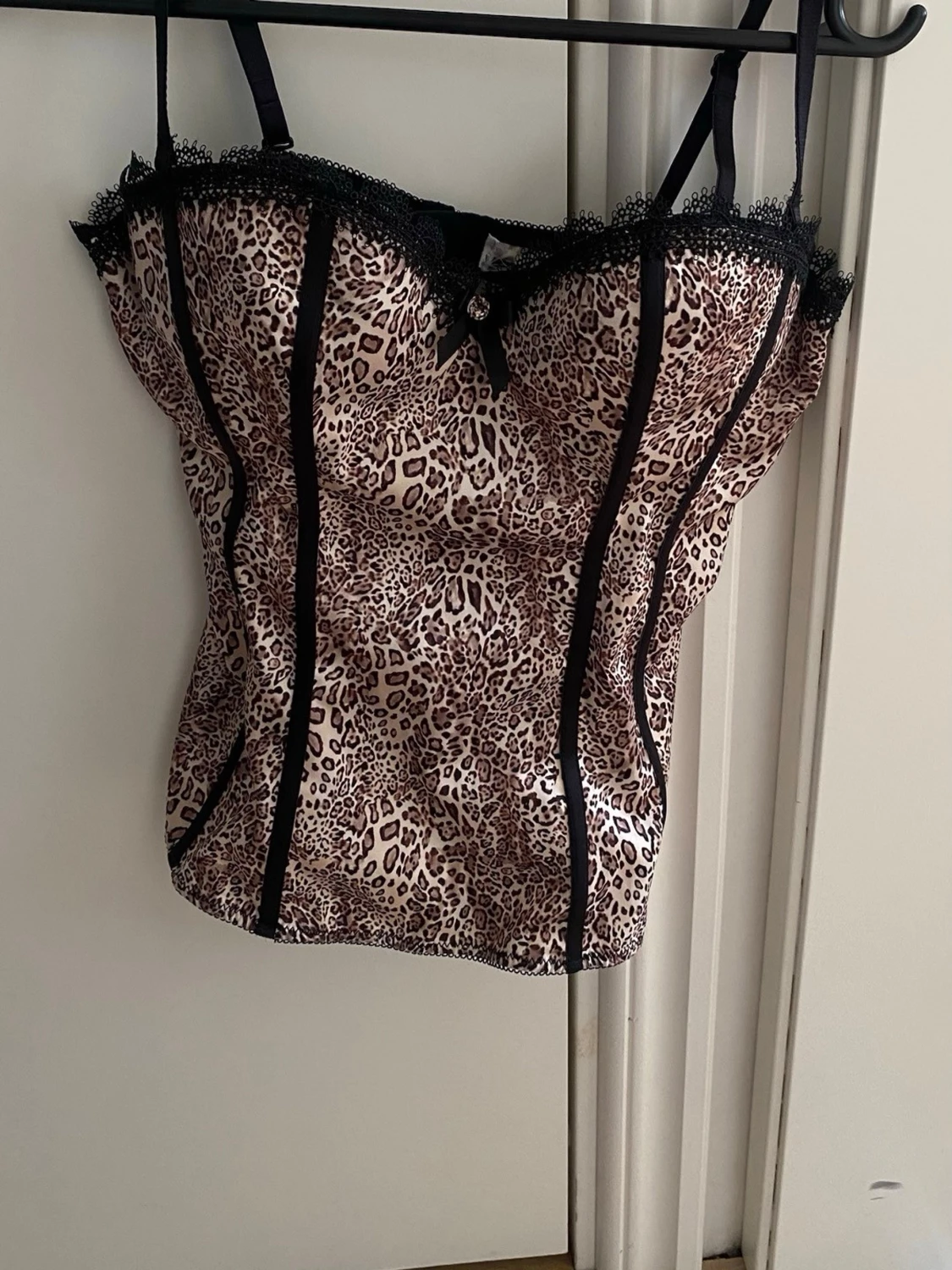 Leopardmönstrad korsett med spets