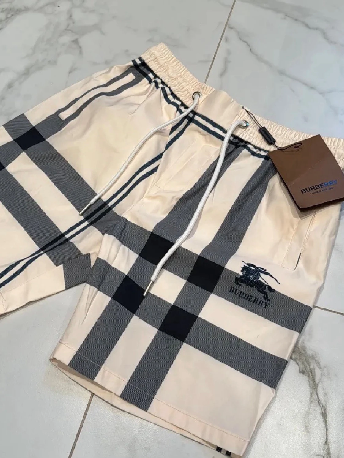 Beige rutiga shorts från Burberry