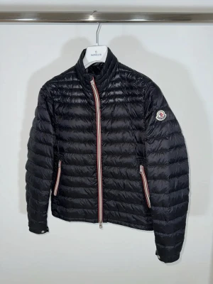 Moncler Daniel - MONCLER DANIEL JACKA. STORLEK 2, MOTSVARAR M. EN JACKA SOM ANVÄNTS FÅTAL GÅNGER SOM ÄR I GRYMT BRA SKICK. ALLT OG MEDFÖLJES, DVS TAGS, KVITTO OSV. HÖR AV ER VID FRÅGOR OCH FÖR FLER BILDER. / WALTER!