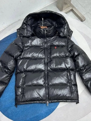 Polo Ralph Lauren dunjacka – Storlek L – Mycket fint skic - Säljer en snygg och stilren dunjacka från Polo Ralph Lauren i storlek L. Perfekt för höst och vinter – både varm och trendig.  ✅ Storlek: L ✅ Färg: Svart ✅ Skick: Mycket fint skick ✅ Huva: Ja ✅ Originaltag finns kvar ✅ Bekväm passform och hög kvalitet  Jackan är sparsamt använd och i mycket bra skick. Passar perfekt till både vardag och finare tillfällen.  📦 Kan skickas eller mötas upp enligt överenskommelse.  Hör gärna av dig vid frågor!