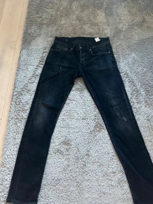 Dondup George  - Dondup George W33, skick 9/10, sköna snygga slitningar, skriv vid frågor eller funderingar