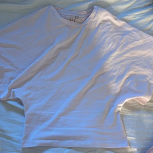 Rosa t-shirt från Nelly - Virala Nelly tröjan i storlek XS💘den är mer en babyrosa färg men det fångas inte upp på bilden, perfekt nu till våren😛aldrig använd pga jag tycker den är lite för stor!!orginalpris:299💝
