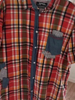 Rutig skjorta från Desigual  - Färgglad rutig skjorta från Desigual med röda, gröna, gula och vita toner. Använd få gånger.