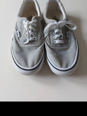 Vans stl. 40 - Grå glittriga Skor I storlek 40 från vans  Sulan är 25,5 cm Köpta på vinted var dock lite trånga för mig. Skavanker finns sulan har släppt lite går att lima och att det finns nån ljus fläck se bilderna. Djur finns I hemmet  Rökfritt 
