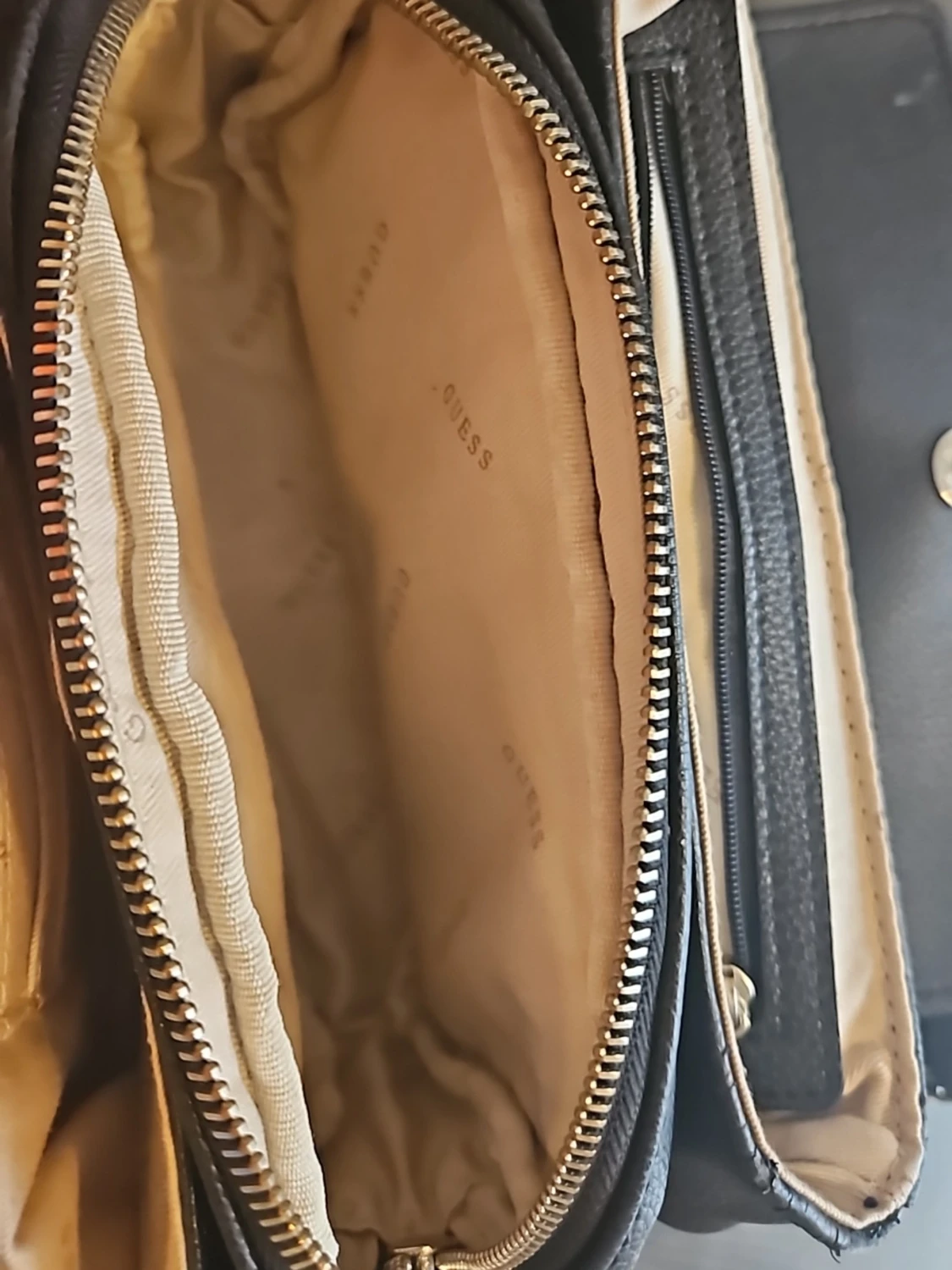 Svart handväska från Guess - 1