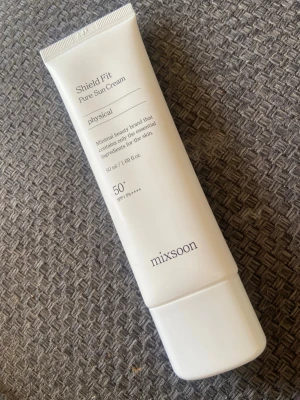 Mixsoon Shield Fit Pure Sun Cream - Nästan helt ny! Mixsoon Shield Fit Pure Sun Cream är en fysisk solkräm med SPF 50+ och PA++++. Tuben är vit och rymmer 50 ml. Produkten är framtagen med minimala ingredienser för att passa känslig hud och skydda mot solens strålar.