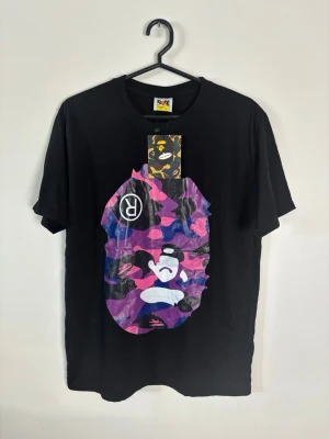 Svart BAPE t-shirt med färgglatt tryck - Storlek: L | Skickar snabbt | Helt oanvänd