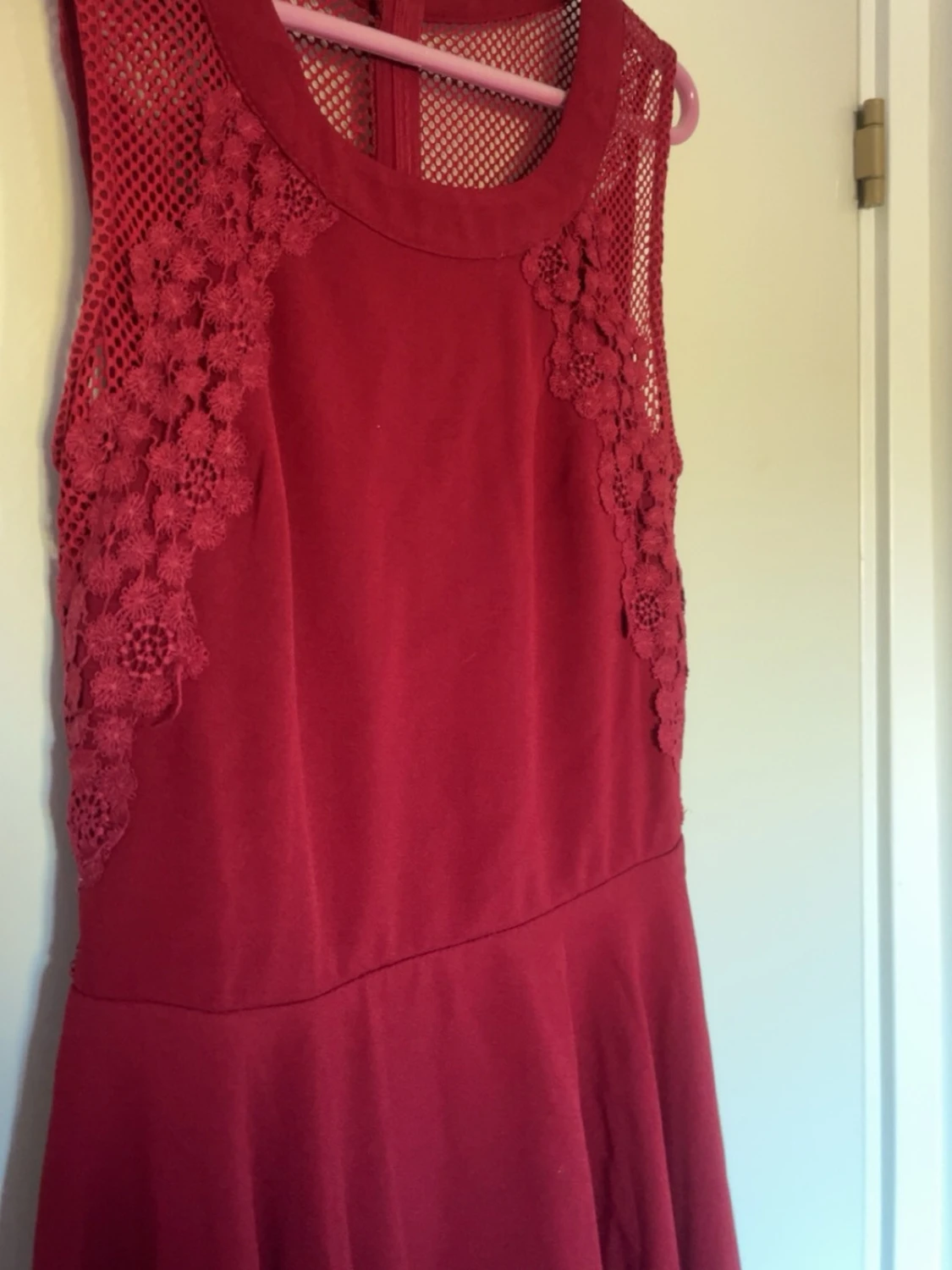 Röd ärmlös klänning med spetsdetaljer - 1