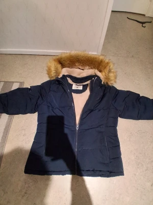 Soulcal&co jacka  - Helt ny soulcal&co jacka använd 2 gånger jätte varm och sjön. Har ni funderingar skriv till mig.