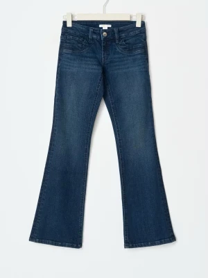 Mörkblå bootcut jeans från Gina Tricot  - Säljer ett par mörkblå bootcut jeans från Gina Tricot med klassisk femficksmodell och låg midja. Jeansen har en snygg tvätt och lätt utsvängda ben som ger en retrovibe. Perfekta till sneakers eller boots för en avslappnad look. Skriv bara om ni skulle vilja ha fler bilder!