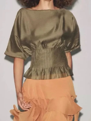 Olivgrön korsettopp i satin - Trendig olivgrön korsettopp i glansigt satinmaterial med breda korta ärmar och markerad midja med ribbade detaljer. Toppen har en lätt volangkant nedtill och en elegant, lös passform upptill. Perfekt för dig som vill sticka ut med en cool och chic look. Pris kan diskuteras 