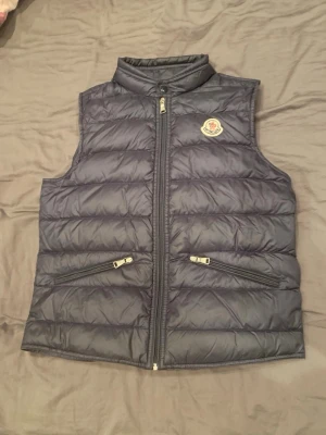 Moncler - Säljer min väns moncler väst storlek 152 helt äkta köpt från monclers hemsida 
