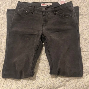 Svart grå jeans från Levi's - Snygga svart grå  jeans från Levi's