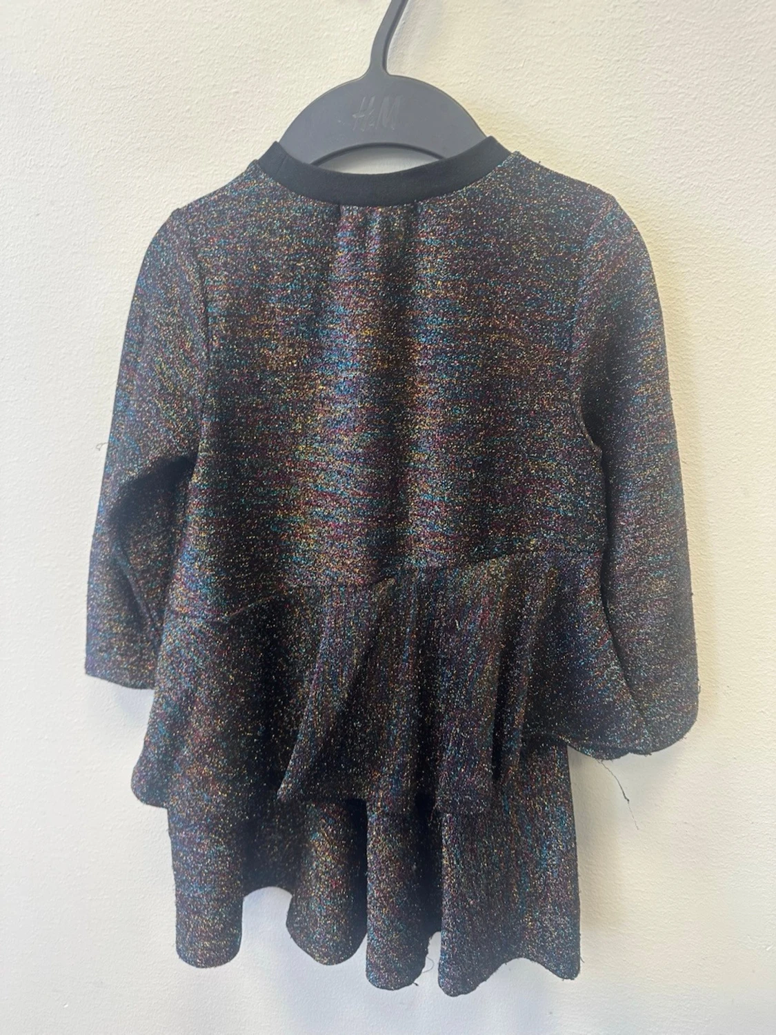 Glittrig svart volangklänning H&M - 1