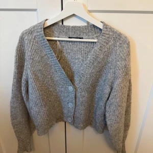 Grå ribbstickad kofta från Gina Tricot - Super söt kofta från Gina, bra skick knappt abvänd💕
