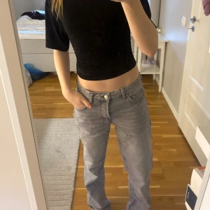 Gråa low-waist jeans  - Hej! Säljer ett par gråa low-waist jeans, vet tyvärr inte vart dom är ifrån då lappen är bortklippt.. Dom sitter bra på mig som är 173cm lång! Hör av er om fler bilder önskas💞