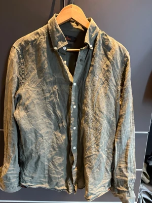 Morris skjorta  - Den är skrynklig för jag orkade inte stryka den men den är i rätt så bra skick. 