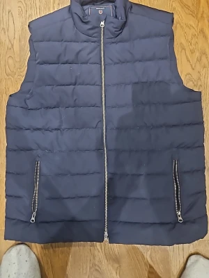 Bondelid väst L - Bondelid väst i storlek large. Har haft den i nästan ett halvår. Använt den fåtal gånger och är i super fint skick. Nypris 1250.